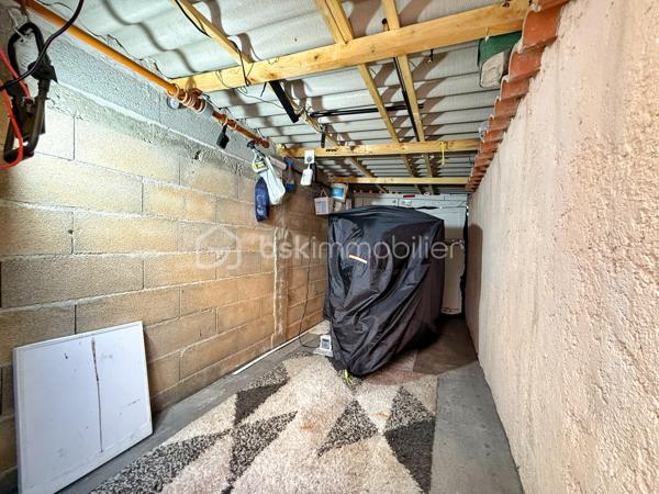 📍 Située dans le quartier recherché des Berges de l’Hérault à Agde, cette villa familiale séduira par ses beaux volumes, son extérieur soigné avec piscine et ses nombreuses possibilités d’aménagement.

🔹 Rez-de-chaussée :
• Hall d’entrée  
• Deux buanderies / espaces de rangement  
• Cuisine équipée
• Salon / séjour avec climatisation  
• Deux chambres dont une avec climatisation   
• Véranda  
• Salle de bain  
• WC indépendant  
• Deux garages, dont un avec portail électrique  

🔹 Étage :
• Grand dégagement avec rangements  
• Deux chambres dont une avec climatisation 
• Salle de bain avec douche et baignoire  
• WC indépendant  
• Spacieux salon / séjour avec climatisation   
• Seconde cuisine équipée  
• Véranda  
• Balcon  

🔹 Extérieurs :
• Piscine hors sol
• Belle terrasse accessible depuis la cuisine  
• Atelier fermé  
• Second espace terrasse  
• Espaces verts entretenus  
• Stationnement de plusieurs véhicules en complément des deux garages

✨ Les + :
• Quartier prisé des Berges de l’Hérault  
• Environ 240 m² de surface totale avec annexes, dont 200 m² habitables  
• 80 m² de grenier aménageable  
• Climatisation réversible  
• Deux garages  
• Maison parfaitement entretenue  
• Fort potentiel d’évolution  
• Double espace de vie indépendant

Grâce à son agencement actuel, cette villa offre de nombreuses possibilités d’aménagement. Elle conviendra parfaitement à une grande famille ou à des personnes souhaitant bénéficier de deux espaces de vie indépendants. Chaque niveau dispose en effet de sa propre cuisine, de son salon/séjour, de sa salle de bain, de ses WC et de ses chambres. Seul le hall d’entrée est commun aux deux niveaux.

✅ Idéal pour :
• Grande famille
• Double espace de vie indépendant
• Investissement locatif
• Résidence principale avec rentabilité potentielle