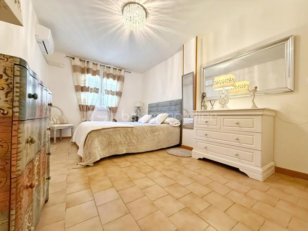 📍 Située dans le quartier recherché des Berges de l’Hérault à Agde, cette villa familiale séduira par ses beaux volumes, son extérieur soigné avec piscine et ses nombreuses possibilités d’aménagement.

🔹 Rez-de-chaussée :
• Hall d’entrée  
• Deux buanderies / espaces de rangement  
• Cuisine équipée
• Salon / séjour avec climatisation  
• Deux chambres dont une avec climatisation   
• Véranda  
• Salle de bain  
• WC indépendant  
• Deux garages, dont un avec portail électrique  

🔹 Étage :
• Grand dégagement avec rangements  
• Deux chambres dont une avec climatisation 
• Salle de bain avec douche et baignoire  
• WC indépendant  
• Spacieux salon / séjour avec climatisation   
• Seconde cuisine équipée  
• Véranda  
• Balcon  

🔹 Extérieurs :
• Piscine hors sol
• Belle terrasse accessible depuis la cuisine  
• Atelier fermé  
• Second espace terrasse  
• Espaces verts entretenus  
• Stationnement de plusieurs véhicules en complément des deux garages

✨ Les + :
• Quartier prisé des Berges de l’Hérault  
• Environ 240 m² de surface totale avec annexes, dont 200 m² habitables  
• 80 m² de grenier aménageable  
• Climatisation réversible  
• Deux garages  
• Maison parfaitement entretenue  
• Fort potentiel d’évolution  
• Double espace de vie indépendant

Grâce à son agencement actuel, cette villa offre de nombreuses possibilités d’aménagement. Elle conviendra parfaitement à une grande famille ou à des personnes souhaitant bénéficier de deux espaces de vie indépendants. Chaque niveau dispose en effet de sa propre cuisine, de son salon/séjour, de sa salle de bain, de ses WC et de ses chambres. Seul le hall d’entrée est commun aux deux niveaux.

✅ Idéal pour :
• Grande famille
• Double espace de vie indépendant
• Investissement locatif
• Résidence principale avec rentabilité potentielle