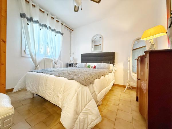 📍 Située dans le quartier recherché des Berges de l’Hérault à Agde, cette villa familiale séduira par ses beaux volumes, son extérieur soigné avec piscine et ses nombreuses possibilités d’aménagement.

🔹 Rez-de-chaussée :
• Hall d’entrée  
• Deux buanderies / espaces de rangement  
• Cuisine équipée
• Salon / séjour avec climatisation  
• Deux chambres dont une avec climatisation   
• Véranda  
• Salle de bain  
• WC indépendant  
• Deux garages, dont un avec portail électrique  

🔹 Étage :
• Grand dégagement avec rangements  
• Deux chambres dont une avec climatisation 
• Salle de bain avec douche et baignoire  
• WC indépendant  
• Spacieux salon / séjour avec climatisation   
• Seconde cuisine équipée  
• Véranda  
• Balcon  

🔹 Extérieurs :
• Piscine hors sol
• Belle terrasse accessible depuis la cuisine  
• Atelier fermé  
• Second espace terrasse  
• Espaces verts entretenus  
• Stationnement de plusieurs véhicules en complément des deux garages

✨ Les + :
• Quartier prisé des Berges de l’Hérault  
• Environ 240 m² de surface totale avec annexes, dont 200 m² habitables  
• 80 m² de grenier aménageable  
• Climatisation réversible  
• Deux garages  
• Maison parfaitement entretenue  
• Fort potentiel d’évolution  
• Double espace de vie indépendant

Grâce à son agencement actuel, cette villa offre de nombreuses possibilités d’aménagement. Elle conviendra parfaitement à une grande famille ou à des personnes souhaitant bénéficier de deux espaces de vie indépendants. Chaque niveau dispose en effet de sa propre cuisine, de son salon/séjour, de sa salle de bain, de ses WC et de ses chambres. Seul le hall d’entrée est commun aux deux niveaux.

✅ Idéal pour :
• Grande famille
• Double espace de vie indépendant
• Investissement locatif
• Résidence principale avec rentabilité potentielle