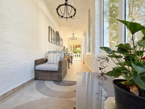 📍 Située dans le quartier recherché des Berges de l’Hérault à Agde, cette villa familiale séduira par ses beaux volumes, son extérieur soigné avec piscine et ses nombreuses possibilités d’aménagement.

🔹 Rez-de-chaussée :
• Hall d’entrée  
• Deux buanderies / espaces de rangement  
• Cuisine équipée
• Salon / séjour avec climatisation  
• Deux chambres dont une avec climatisation   
• Véranda  
• Salle de bain  
• WC indépendant  
• Deux garages, dont un avec portail électrique  

🔹 Étage :
• Grand dégagement avec rangements  
• Deux chambres dont une avec climatisation 
• Salle de bain avec douche et baignoire  
• WC indépendant  
• Spacieux salon / séjour avec climatisation   
• Seconde cuisine équipée  
• Véranda  
• Balcon  

🔹 Extérieurs :
• Piscine hors sol
• Belle terrasse accessible depuis la cuisine  
• Atelier fermé  
• Second espace terrasse  
• Espaces verts entretenus  
• Stationnement de plusieurs véhicules en complément des deux garages

✨ Les + :
• Quartier prisé des Berges de l’Hérault  
• Environ 240 m² de surface totale avec annexes, dont 200 m² habitables  
• 80 m² de grenier aménageable  
• Climatisation réversible  
• Deux garages  
• Maison parfaitement entretenue  
• Fort potentiel d’évolution  
• Double espace de vie indépendant

Grâce à son agencement actuel, cette villa offre de nombreuses possibilités d’aménagement. Elle conviendra parfaitement à une grande famille ou à des personnes souhaitant bénéficier de deux espaces de vie indépendants. Chaque niveau dispose en effet de sa propre cuisine, de son salon/séjour, de sa salle de bain, de ses WC et de ses chambres. Seul le hall d’entrée est commun aux deux niveaux.

✅ Idéal pour :
• Grande famille
• Double espace de vie indépendant
• Investissement locatif
• Résidence principale avec rentabilité potentielle