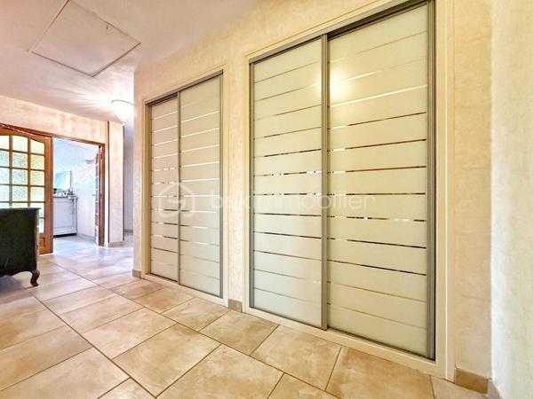 📍 Située dans le quartier recherché des Berges de l’Hérault à Agde, cette villa familiale séduira par ses beaux volumes, son extérieur soigné avec piscine et ses nombreuses possibilités d’aménagement.

🔹 Rez-de-chaussée :
• Hall d’entrée  
• Deux buanderies / espaces de rangement  
• Cuisine équipée
• Salon / séjour avec climatisation  
• Deux chambres dont une avec climatisation   
• Véranda  
• Salle de bain  
• WC indépendant  
• Deux garages, dont un avec portail électrique  

🔹 Étage :
• Grand dégagement avec rangements  
• Deux chambres dont une avec climatisation 
• Salle de bain avec douche et baignoire  
• WC indépendant  
• Spacieux salon / séjour avec climatisation   
• Seconde cuisine équipée  
• Véranda  
• Balcon  

🔹 Extérieurs :
• Piscine hors sol
• Belle terrasse accessible depuis la cuisine  
• Atelier fermé  
• Second espace terrasse  
• Espaces verts entretenus  
• Stationnement de plusieurs véhicules en complément des deux garages

✨ Les + :
• Quartier prisé des Berges de l’Hérault  
• Environ 240 m² de surface totale avec annexes, dont 200 m² habitables  
• 80 m² de grenier aménageable  
• Climatisation réversible  
• Deux garages  
• Maison parfaitement entretenue  
• Fort potentiel d’évolution  
• Double espace de vie indépendant

Grâce à son agencement actuel, cette villa offre de nombreuses possibilités d’aménagement. Elle conviendra parfaitement à une grande famille ou à des personnes souhaitant bénéficier de deux espaces de vie indépendants. Chaque niveau dispose en effet de sa propre cuisine, de son salon/séjour, de sa salle de bain, de ses WC et de ses chambres. Seul le hall d’entrée est commun aux deux niveaux.

✅ Idéal pour :
• Grande famille
• Double espace de vie indépendant
• Investissement locatif
• Résidence principale avec rentabilité potentielle