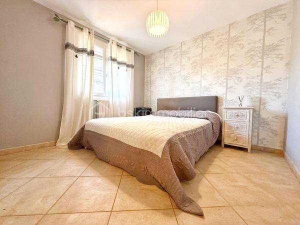 📍 Située dans le quartier recherché des Berges de l’Hérault à Agde, cette villa familiale séduira par ses beaux volumes, son extérieur soigné avec piscine et ses nombreuses possibilités d’aménagement.

🔹 Rez-de-chaussée :
• Hall d’entrée  
• Deux buanderies / espaces de rangement  
• Cuisine équipée
• Salon / séjour avec climatisation  
• Deux chambres dont une avec climatisation   
• Véranda  
• Salle de bain  
• WC indépendant  
• Deux garages, dont un avec portail électrique  

🔹 Étage :
• Grand dégagement avec rangements  
• Deux chambres dont une avec climatisation 
• Salle de bain avec douche et baignoire  
• WC indépendant  
• Spacieux salon / séjour avec climatisation   
• Seconde cuisine équipée  
• Véranda  
• Balcon  

🔹 Extérieurs :
• Piscine hors sol
• Belle terrasse accessible depuis la cuisine  
• Atelier fermé  
• Second espace terrasse  
• Espaces verts entretenus  
• Stationnement de plusieurs véhicules en complément des deux garages

✨ Les + :
• Quartier prisé des Berges de l’Hérault  
• Environ 240 m² de surface totale avec annexes, dont 200 m² habitables  
• 80 m² de grenier aménageable  
• Climatisation réversible  
• Deux garages  
• Maison parfaitement entretenue  
• Fort potentiel d’évolution  
• Double espace de vie indépendant

Grâce à son agencement actuel, cette villa offre de nombreuses possibilités d’aménagement. Elle conviendra parfaitement à une grande famille ou à des personnes souhaitant bénéficier de deux espaces de vie indépendants. Chaque niveau dispose en effet de sa propre cuisine, de son salon/séjour, de sa salle de bain, de ses WC et de ses chambres. Seul le hall d’entrée est commun aux deux niveaux.

✅ Idéal pour :
• Grande famille
• Double espace de vie indépendant
• Investissement locatif
• Résidence principale avec rentabilité potentielle