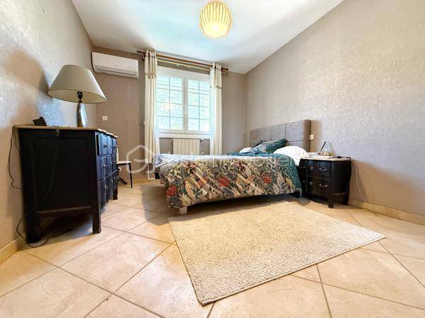 📍 Située dans le quartier recherché des Berges de l’Hérault à Agde, cette villa familiale séduira par ses beaux volumes, son extérieur soigné avec piscine et ses nombreuses possibilités d’aménagement.

🔹 Rez-de-chaussée :
• Hall d’entrée  
• Deux buanderies / espaces de rangement  
• Cuisine équipée
• Salon / séjour avec climatisation  
• Deux chambres dont une avec climatisation   
• Véranda  
• Salle de bain  
• WC indépendant  
• Deux garages, dont un avec portail électrique  

🔹 Étage :
• Grand dégagement avec rangements  
• Deux chambres dont une avec climatisation 
• Salle de bain avec douche et baignoire  
• WC indépendant  
• Spacieux salon / séjour avec climatisation   
• Seconde cuisine équipée  
• Véranda  
• Balcon  

🔹 Extérieurs :
• Piscine hors sol
• Belle terrasse accessible depuis la cuisine  
• Atelier fermé  
• Second espace terrasse  
• Espaces verts entretenus  
• Stationnement de plusieurs véhicules en complément des deux garages

✨ Les + :
• Quartier prisé des Berges de l’Hérault  
• Environ 240 m² de surface totale avec annexes, dont 200 m² habitables  
• 80 m² de grenier aménageable  
• Climatisation réversible  
• Deux garages  
• Maison parfaitement entretenue  
• Fort potentiel d’évolution  
• Double espace de vie indépendant

Grâce à son agencement actuel, cette villa offre de nombreuses possibilités d’aménagement. Elle conviendra parfaitement à une grande famille ou à des personnes souhaitant bénéficier de deux espaces de vie indépendants. Chaque niveau dispose en effet de sa propre cuisine, de son salon/séjour, de sa salle de bain, de ses WC et de ses chambres. Seul le hall d’entrée est commun aux deux niveaux.

✅ Idéal pour :
• Grande famille
• Double espace de vie indépendant
• Investissement locatif
• Résidence principale avec rentabilité potentielle