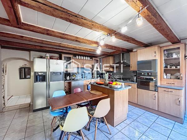 Propriété de caractère avec vue sur les montagnes