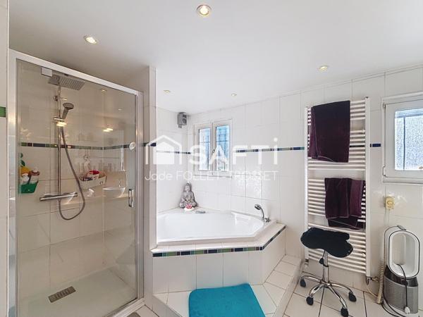 Propriété de caractère avec vue sur les montagnes