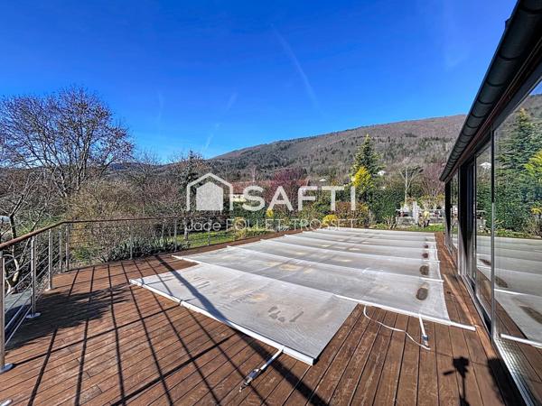 Propriété de caractère avec vue sur les montagnes