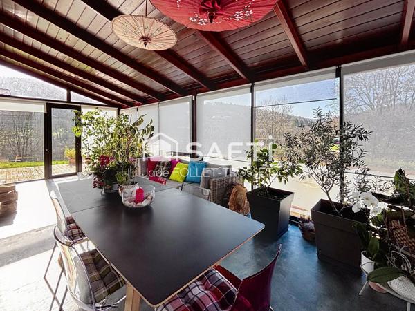 Propriété de caractère avec vue sur les montagnes