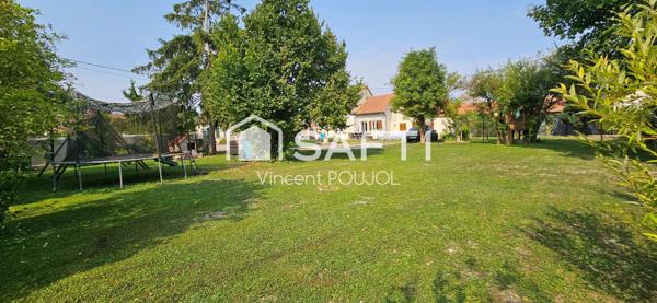 Maison de village avec terrain arboré.