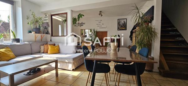 Maison de village avec terrain arboré.