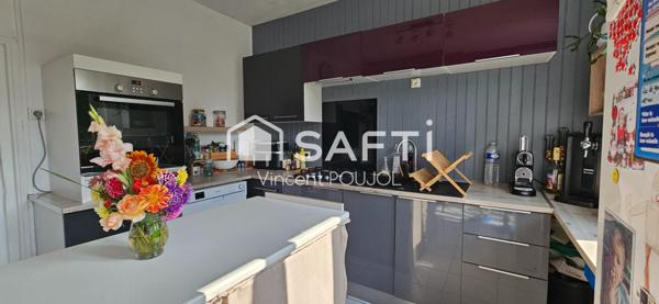 Maison de village avec terrain arboré.