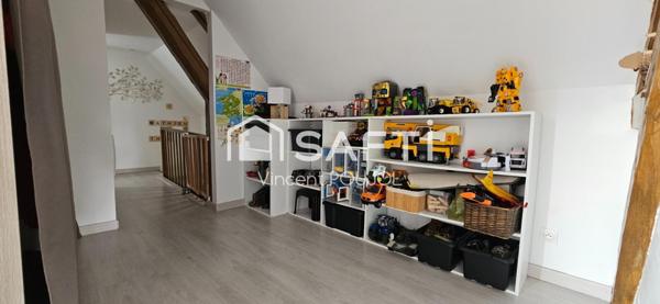 Maison de village avec terrain arboré.