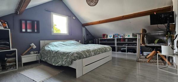 Maison de village avec terrain arboré.