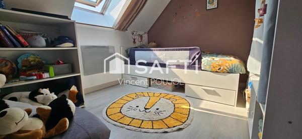 Maison de village avec terrain arboré.