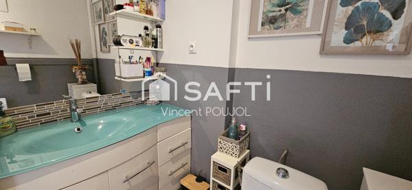 Maison de village avec terrain arboré.