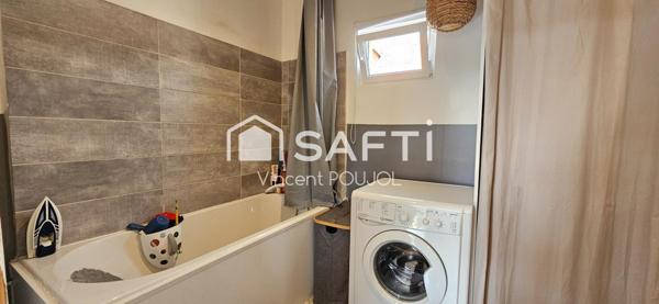 Maison de village avec terrain arboré.