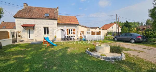 Maison de village avec terrain arboré.
