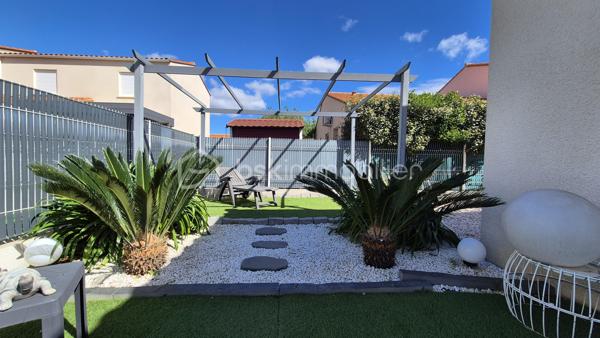 A VENDRE VILLA TROIS FACES RECENTE DE 82M² SUR TERRAIN DE 286M² A ELNE - EN PLAIN PIED - DEUX CHAMBRES - GARAGE - AUCUN TRAVAUX A PREVOIR - AUX NORMES.

Cette villa, située sur un secteur calme et recherché, se compose en plain-pied d'un hall d'entrée avec dressing, d'une pièce à vivre baignée de lumière qui s'ouvre sur une cuisine américaine aménagée, d'une buanderie, de deux chambres au volume exceptionnel, d'une pièce d'eau et d'un toilette indépendant.
Un garage est inclus, en plus d'une place de parking sur la parcelle.
A l'abri des regards, son jardin sans aucun entretien, vous offira d'agréables moments de détente et de farniente entre amis ou en famille.
Cette villa, en parfait état, sera idéale pour votre résidence principale ou secondaire, et parfaite pour un couple de retraités ou une personne seule, sans aucune contrainte.

Les plus : aucun travaux intérieur ni extérieur, proximité de toutes les commodités, ballon thermodynamique, menuiseries alu et pvc double vitrage, volets roulants électriques en alu, garage avec porte motorisés.

Je reste à votre disposition pour toutes informations.

DPE  en cours.