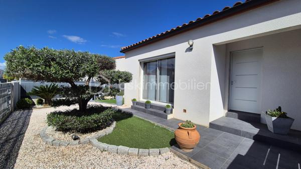 A VENDRE VILLA TROIS FACES RECENTE DE 82M² SUR TERRAIN DE 286M² A ELNE - EN PLAIN PIED - DEUX CHAMBRES - GARAGE - AUCUN TRAVAUX A PREVOIR - AUX NORMES.

Cette villa, située sur un secteur calme et recherché, se compose en plain-pied d'un hall d'entrée avec dressing, d'une pièce à vivre baignée de lumière qui s'ouvre sur une cuisine américaine aménagée, d'une buanderie, de deux chambres au volume exceptionnel, d'une pièce d'eau et d'un toilette indépendant.
Un garage est inclus, en plus d'une place de parking sur la parcelle.
A l'abri des regards, son jardin sans aucun entretien, vous offira d'agréables moments de détente et de farniente entre amis ou en famille.
Cette villa, en parfait état, sera idéale pour votre résidence principale ou secondaire, et parfaite pour un couple de retraités ou une personne seule, sans aucune contrainte.

Les plus : aucun travaux intérieur ni extérieur, proximité de toutes les commodités, ballon thermodynamique, menuiseries alu et pvc double vitrage, volets roulants électriques en alu, garage avec porte motorisés.

Je reste à votre disposition pour toutes informations.

DPE  en cours.
