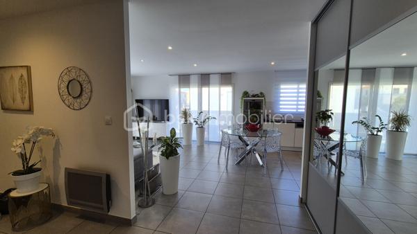 A VENDRE VILLA TROIS FACES RECENTE DE 82M² SUR TERRAIN DE 286M² A ELNE - EN PLAIN PIED - DEUX CHAMBRES - GARAGE - AUCUN TRAVAUX A PREVOIR - AUX NORMES.

Cette villa, située sur un secteur calme et recherché, se compose en plain-pied d'un hall d'entrée avec dressing, d'une pièce à vivre baignée de lumière qui s'ouvre sur une cuisine américaine aménagée, d'une buanderie, de deux chambres au volume exceptionnel, d'une pièce d'eau et d'un toilette indépendant.
Un garage est inclus, en plus d'une place de parking sur la parcelle.
A l'abri des regards, son jardin sans aucun entretien, vous offira d'agréables moments de détente et de farniente entre amis ou en famille.
Cette villa, en parfait état, sera idéale pour votre résidence principale ou secondaire, et parfaite pour un couple de retraités ou une personne seule, sans aucune contrainte.

Les plus : aucun travaux intérieur ni extérieur, proximité de toutes les commodités, ballon thermodynamique, menuiseries alu et pvc double vitrage, volets roulants électriques en alu, garage avec porte motorisés.

Je reste à votre disposition pour toutes informations.

DPE  en cours.