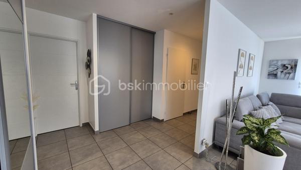 A VENDRE VILLA TROIS FACES RECENTE DE 82M² SUR TERRAIN DE 286M² A ELNE - EN PLAIN PIED - DEUX CHAMBRES - GARAGE - AUCUN TRAVAUX A PREVOIR - AUX NORMES.

Cette villa, située sur un secteur calme et recherché, se compose en plain-pied d'un hall d'entrée avec dressing, d'une pièce à vivre baignée de lumière qui s'ouvre sur une cuisine américaine aménagée, d'une buanderie, de deux chambres au volume exceptionnel, d'une pièce d'eau et d'un toilette indépendant.
Un garage est inclus, en plus d'une place de parking sur la parcelle.
A l'abri des regards, son jardin sans aucun entretien, vous offira d'agréables moments de détente et de farniente entre amis ou en famille.
Cette villa, en parfait état, sera idéale pour votre résidence principale ou secondaire, et parfaite pour un couple de retraités ou une personne seule, sans aucune contrainte.

Les plus : aucun travaux intérieur ni extérieur, proximité de toutes les commodités, ballon thermodynamique, menuiseries alu et pvc double vitrage, volets roulants électriques en alu, garage avec porte motorisés.

Je reste à votre disposition pour toutes informations.

DPE  en cours.