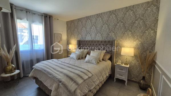 A VENDRE VILLA TROIS FACES RECENTE DE 82M² SUR TERRAIN DE 286M² A ELNE - EN PLAIN PIED - DEUX CHAMBRES - GARAGE - AUCUN TRAVAUX A PREVOIR - AUX NORMES.

Cette villa, située sur un secteur calme et recherché, se compose en plain-pied d'un hall d'entrée avec dressing, d'une pièce à vivre baignée de lumière qui s'ouvre sur une cuisine américaine aménagée, d'une buanderie, de deux chambres au volume exceptionnel, d'une pièce d'eau et d'un toilette indépendant.
Un garage est inclus, en plus d'une place de parking sur la parcelle.
A l'abri des regards, son jardin sans aucun entretien, vous offira d'agréables moments de détente et de farniente entre amis ou en famille.
Cette villa, en parfait état, sera idéale pour votre résidence principale ou secondaire, et parfaite pour un couple de retraités ou une personne seule, sans aucune contrainte.

Les plus : aucun travaux intérieur ni extérieur, proximité de toutes les commodités, ballon thermodynamique, menuiseries alu et pvc double vitrage, volets roulants électriques en alu, garage avec porte motorisés.

Je reste à votre disposition pour toutes informations.

DPE  en cours.