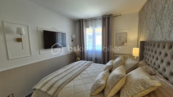 A VENDRE VILLA TROIS FACES RECENTE DE 82M² SUR TERRAIN DE 286M² A ELNE - EN PLAIN PIED - DEUX CHAMBRES - GARAGE - AUCUN TRAVAUX A PREVOIR - AUX NORMES.

Cette villa, située sur un secteur calme et recherché, se compose en plain-pied d'un hall d'entrée avec dressing, d'une pièce à vivre baignée de lumière qui s'ouvre sur une cuisine américaine aménagée, d'une buanderie, de deux chambres au volume exceptionnel, d'une pièce d'eau et d'un toilette indépendant.
Un garage est inclus, en plus d'une place de parking sur la parcelle.
A l'abri des regards, son jardin sans aucun entretien, vous offira d'agréables moments de détente et de farniente entre amis ou en famille.
Cette villa, en parfait état, sera idéale pour votre résidence principale ou secondaire, et parfaite pour un couple de retraités ou une personne seule, sans aucune contrainte.

Les plus : aucun travaux intérieur ni extérieur, proximité de toutes les commodités, ballon thermodynamique, menuiseries alu et pvc double vitrage, volets roulants électriques en alu, garage avec porte motorisés.

Je reste à votre disposition pour toutes informations.

DPE  en cours.