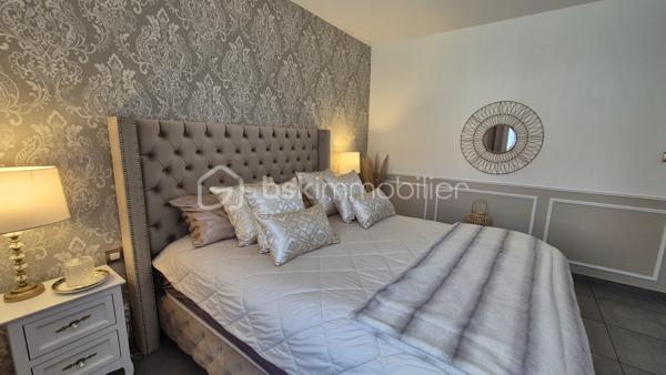 A VENDRE VILLA TROIS FACES RECENTE DE 82M² SUR TERRAIN DE 286M² A ELNE - EN PLAIN PIED - DEUX CHAMBRES - GARAGE - AUCUN TRAVAUX A PREVOIR - AUX NORMES.

Cette villa, située sur un secteur calme et recherché, se compose en plain-pied d'un hall d'entrée avec dressing, d'une pièce à vivre baignée de lumière qui s'ouvre sur une cuisine américaine aménagée, d'une buanderie, de deux chambres au volume exceptionnel, d'une pièce d'eau et d'un toilette indépendant.
Un garage est inclus, en plus d'une place de parking sur la parcelle.
A l'abri des regards, son jardin sans aucun entretien, vous offira d'agréables moments de détente et de farniente entre amis ou en famille.
Cette villa, en parfait état, sera idéale pour votre résidence principale ou secondaire, et parfaite pour un couple de retraités ou une personne seule, sans aucune contrainte.

Les plus : aucun travaux intérieur ni extérieur, proximité de toutes les commodités, ballon thermodynamique, menuiseries alu et pvc double vitrage, volets roulants électriques en alu, garage avec porte motorisés.

Je reste à votre disposition pour toutes informations.

DPE  en cours.