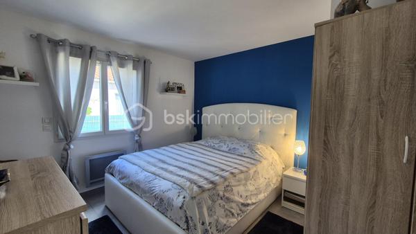 A VENDRE VILLA TROIS FACES RECENTE DE 82M² SUR TERRAIN DE 286M² A ELNE - EN PLAIN PIED - DEUX CHAMBRES - GARAGE - AUCUN TRAVAUX A PREVOIR - AUX NORMES.

Cette villa, située sur un secteur calme et recherché, se compose en plain-pied d'un hall d'entrée avec dressing, d'une pièce à vivre baignée de lumière qui s'ouvre sur une cuisine américaine aménagée, d'une buanderie, de deux chambres au volume exceptionnel, d'une pièce d'eau et d'un toilette indépendant.
Un garage est inclus, en plus d'une place de parking sur la parcelle.
A l'abri des regards, son jardin sans aucun entretien, vous offira d'agréables moments de détente et de farniente entre amis ou en famille.
Cette villa, en parfait état, sera idéale pour votre résidence principale ou secondaire, et parfaite pour un couple de retraités ou une personne seule, sans aucune contrainte.

Les plus : aucun travaux intérieur ni extérieur, proximité de toutes les commodités, ballon thermodynamique, menuiseries alu et pvc double vitrage, volets roulants électriques en alu, garage avec porte motorisés.

Je reste à votre disposition pour toutes informations.

DPE  en cours.