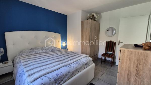 A VENDRE VILLA TROIS FACES RECENTE DE 82M² SUR TERRAIN DE 286M² A ELNE - EN PLAIN PIED - DEUX CHAMBRES - GARAGE - AUCUN TRAVAUX A PREVOIR - AUX NORMES.

Cette villa, située sur un secteur calme et recherché, se compose en plain-pied d'un hall d'entrée avec dressing, d'une pièce à vivre baignée de lumière qui s'ouvre sur une cuisine américaine aménagée, d'une buanderie, de deux chambres au volume exceptionnel, d'une pièce d'eau et d'un toilette indépendant.
Un garage est inclus, en plus d'une place de parking sur la parcelle.
A l'abri des regards, son jardin sans aucun entretien, vous offira d'agréables moments de détente et de farniente entre amis ou en famille.
Cette villa, en parfait état, sera idéale pour votre résidence principale ou secondaire, et parfaite pour un couple de retraités ou une personne seule, sans aucune contrainte.

Les plus : aucun travaux intérieur ni extérieur, proximité de toutes les commodités, ballon thermodynamique, menuiseries alu et pvc double vitrage, volets roulants électriques en alu, garage avec porte motorisés.

Je reste à votre disposition pour toutes informations.

DPE  en cours.