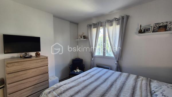 A VENDRE VILLA TROIS FACES RECENTE DE 82M² SUR TERRAIN DE 286M² A ELNE - EN PLAIN PIED - DEUX CHAMBRES - GARAGE - AUCUN TRAVAUX A PREVOIR - AUX NORMES.

Cette villa, située sur un secteur calme et recherché, se compose en plain-pied d'un hall d'entrée avec dressing, d'une pièce à vivre baignée de lumière qui s'ouvre sur une cuisine américaine aménagée, d'une buanderie, de deux chambres au volume exceptionnel, d'une pièce d'eau et d'un toilette indépendant.
Un garage est inclus, en plus d'une place de parking sur la parcelle.
A l'abri des regards, son jardin sans aucun entretien, vous offira d'agréables moments de détente et de farniente entre amis ou en famille.
Cette villa, en parfait état, sera idéale pour votre résidence principale ou secondaire, et parfaite pour un couple de retraités ou une personne seule, sans aucune contrainte.

Les plus : aucun travaux intérieur ni extérieur, proximité de toutes les commodités, ballon thermodynamique, menuiseries alu et pvc double vitrage, volets roulants électriques en alu, garage avec porte motorisés.

Je reste à votre disposition pour toutes informations.

DPE  en cours.