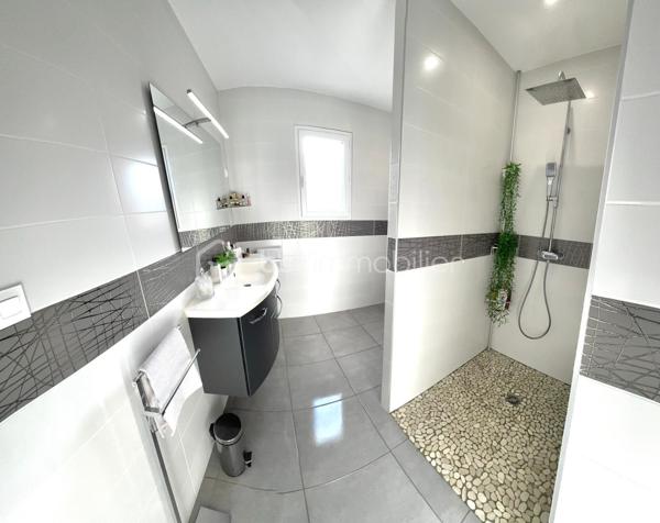 A VENDRE VILLA TROIS FACES RECENTE DE 82M² SUR TERRAIN DE 286M² A ELNE - EN PLAIN PIED - DEUX CHAMBRES - GARAGE - AUCUN TRAVAUX A PREVOIR - AUX NORMES.

Cette villa, située sur un secteur calme et recherché, se compose en plain-pied d'un hall d'entrée avec dressing, d'une pièce à vivre baignée de lumière qui s'ouvre sur une cuisine américaine aménagée, d'une buanderie, de deux chambres au volume exceptionnel, d'une pièce d'eau et d'un toilette indépendant.
Un garage est inclus, en plus d'une place de parking sur la parcelle.
A l'abri des regards, son jardin sans aucun entretien, vous offira d'agréables moments de détente et de farniente entre amis ou en famille.
Cette villa, en parfait état, sera idéale pour votre résidence principale ou secondaire, et parfaite pour un couple de retraités ou une personne seule, sans aucune contrainte.

Les plus : aucun travaux intérieur ni extérieur, proximité de toutes les commodités, ballon thermodynamique, menuiseries alu et pvc double vitrage, volets roulants électriques en alu, garage avec porte motorisés.

Je reste à votre disposition pour toutes informations.

DPE  en cours.