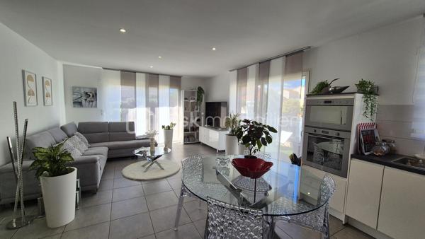 A VENDRE VILLA TROIS FACES RECENTE DE 82M² SUR TERRAIN DE 286M² A ELNE - EN PLAIN PIED - DEUX CHAMBRES - GARAGE - AUCUN TRAVAUX A PREVOIR - AUX NORMES.

Cette villa, située sur un secteur calme et recherché, se compose en plain-pied d'un hall d'entrée avec dressing, d'une pièce à vivre baignée de lumière qui s'ouvre sur une cuisine américaine aménagée, d'une buanderie, de deux chambres au volume exceptionnel, d'une pièce d'eau et d'un toilette indépendant.
Un garage est inclus, en plus d'une place de parking sur la parcelle.
A l'abri des regards, son jardin sans aucun entretien, vous offira d'agréables moments de détente et de farniente entre amis ou en famille.
Cette villa, en parfait état, sera idéale pour votre résidence principale ou secondaire, et parfaite pour un couple de retraités ou une personne seule, sans aucune contrainte.

Les plus : aucun travaux intérieur ni extérieur, proximité de toutes les commodités, ballon thermodynamique, menuiseries alu et pvc double vitrage, volets roulants électriques en alu, garage avec porte motorisés.

Je reste à votre disposition pour toutes informations.

DPE  en cours.