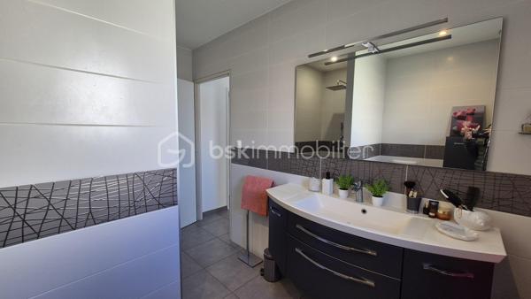 A VENDRE VILLA TROIS FACES RECENTE DE 82M² SUR TERRAIN DE 286M² A ELNE - EN PLAIN PIED - DEUX CHAMBRES - GARAGE - AUCUN TRAVAUX A PREVOIR - AUX NORMES.

Cette villa, située sur un secteur calme et recherché, se compose en plain-pied d'un hall d'entrée avec dressing, d'une pièce à vivre baignée de lumière qui s'ouvre sur une cuisine américaine aménagée, d'une buanderie, de deux chambres au volume exceptionnel, d'une pièce d'eau et d'un toilette indépendant.
Un garage est inclus, en plus d'une place de parking sur la parcelle.
A l'abri des regards, son jardin sans aucun entretien, vous offira d'agréables moments de détente et de farniente entre amis ou en famille.
Cette villa, en parfait état, sera idéale pour votre résidence principale ou secondaire, et parfaite pour un couple de retraités ou une personne seule, sans aucune contrainte.

Les plus : aucun travaux intérieur ni extérieur, proximité de toutes les commodités, ballon thermodynamique, menuiseries alu et pvc double vitrage, volets roulants électriques en alu, garage avec porte motorisés.

Je reste à votre disposition pour toutes informations.

DPE  en cours.