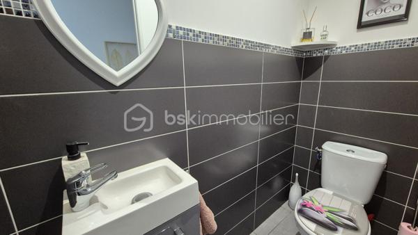 A VENDRE VILLA TROIS FACES RECENTE DE 82M² SUR TERRAIN DE 286M² A ELNE - EN PLAIN PIED - DEUX CHAMBRES - GARAGE - AUCUN TRAVAUX A PREVOIR - AUX NORMES.

Cette villa, située sur un secteur calme et recherché, se compose en plain-pied d'un hall d'entrée avec dressing, d'une pièce à vivre baignée de lumière qui s'ouvre sur une cuisine américaine aménagée, d'une buanderie, de deux chambres au volume exceptionnel, d'une pièce d'eau et d'un toilette indépendant.
Un garage est inclus, en plus d'une place de parking sur la parcelle.
A l'abri des regards, son jardin sans aucun entretien, vous offira d'agréables moments de détente et de farniente entre amis ou en famille.
Cette villa, en parfait état, sera idéale pour votre résidence principale ou secondaire, et parfaite pour un couple de retraités ou une personne seule, sans aucune contrainte.

Les plus : aucun travaux intérieur ni extérieur, proximité de toutes les commodités, ballon thermodynamique, menuiseries alu et pvc double vitrage, volets roulants électriques en alu, garage avec porte motorisés.

Je reste à votre disposition pour toutes informations.

DPE  en cours.
