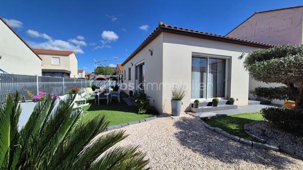 A VENDRE VILLA TROIS FACES RECENTE DE 82M² SUR TERRAIN DE 286M² A ELNE - EN PLAIN PIED - DEUX CHAMBRES - GARAGE - AUCUN TRAVAUX A PREVOIR - AUX NORMES.

Cette villa, située sur un secteur calme et recherché, se compose en plain-pied d'un hall d'entrée avec dressing, d'une pièce à vivre baignée de lumière qui s'ouvre sur une cuisine américaine aménagée, d'une buanderie, de deux chambres au volume exceptionnel, d'une pièce d'eau et d'un toilette indépendant.
Un garage est inclus, en plus d'une place de parking sur la parcelle.
A l'abri des regards, son jardin sans aucun entretien, vous offira d'agréables moments de détente et de farniente entre amis ou en famille.
Cette villa, en parfait état, sera idéale pour votre résidence principale ou secondaire, et parfaite pour un couple de retraités ou une personne seule, sans aucune contrainte.

Les plus : aucun travaux intérieur ni extérieur, proximité de toutes les commodités, ballon thermodynamique, menuiseries alu et pvc double vitrage, volets roulants électriques en alu, garage avec porte motorisés.

Je reste à votre disposition pour toutes informations.

DPE  en cours.