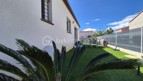 A VENDRE VILLA TROIS FACES RECENTE DE 82M² SUR TERRAIN DE 286M² A ELNE - EN PLAIN PIED - DEUX CHAMBRES - GARAGE - AUCUN TRAVAUX A PREVOIR - AUX NORMES.

Cette villa, située sur un secteur calme et recherché, se compose en plain-pied d'un hall d'entrée avec dressing, d'une pièce à vivre baignée de lumière qui s'ouvre sur une cuisine américaine aménagée, d'une buanderie, de deux chambres au volume exceptionnel, d'une pièce d'eau et d'un toilette indépendant.
Un garage est inclus, en plus d'une place de parking sur la parcelle.
A l'abri des regards, son jardin sans aucun entretien, vous offira d'agréables moments de détente et de farniente entre amis ou en famille.
Cette villa, en parfait état, sera idéale pour votre résidence principale ou secondaire, et parfaite pour un couple de retraités ou une personne seule, sans aucune contrainte.

Les plus : aucun travaux intérieur ni extérieur, proximité de toutes les commodités, ballon thermodynamique, menuiseries alu et pvc double vitrage, volets roulants électriques en alu, garage avec porte motorisés.

Je reste à votre disposition pour toutes informations.

DPE  en cours.