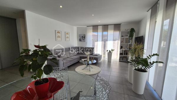 A VENDRE VILLA TROIS FACES RECENTE DE 82M² SUR TERRAIN DE 286M² A ELNE - EN PLAIN PIED - DEUX CHAMBRES - GARAGE - AUCUN TRAVAUX A PREVOIR - AUX NORMES.

Cette villa, située sur un secteur calme et recherché, se compose en plain-pied d'un hall d'entrée avec dressing, d'une pièce à vivre baignée de lumière qui s'ouvre sur une cuisine américaine aménagée, d'une buanderie, de deux chambres au volume exceptionnel, d'une pièce d'eau et d'un toilette indépendant.
Un garage est inclus, en plus d'une place de parking sur la parcelle.
A l'abri des regards, son jardin sans aucun entretien, vous offira d'agréables moments de détente et de farniente entre amis ou en famille.
Cette villa, en parfait état, sera idéale pour votre résidence principale ou secondaire, et parfaite pour un couple de retraités ou une personne seule, sans aucune contrainte.

Les plus : aucun travaux intérieur ni extérieur, proximité de toutes les commodités, ballon thermodynamique, menuiseries alu et pvc double vitrage, volets roulants électriques en alu, garage avec porte motorisés.

Je reste à votre disposition pour toutes informations.

DPE  en cours.