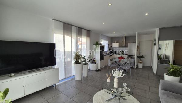 A VENDRE VILLA TROIS FACES RECENTE DE 82M² SUR TERRAIN DE 286M² A ELNE - EN PLAIN PIED - DEUX CHAMBRES - GARAGE - AUCUN TRAVAUX A PREVOIR - AUX NORMES.

Cette villa, située sur un secteur calme et recherché, se compose en plain-pied d'un hall d'entrée avec dressing, d'une pièce à vivre baignée de lumière qui s'ouvre sur une cuisine américaine aménagée, d'une buanderie, de deux chambres au volume exceptionnel, d'une pièce d'eau et d'un toilette indépendant.
Un garage est inclus, en plus d'une place de parking sur la parcelle.
A l'abri des regards, son jardin sans aucun entretien, vous offira d'agréables moments de détente et de farniente entre amis ou en famille.
Cette villa, en parfait état, sera idéale pour votre résidence principale ou secondaire, et parfaite pour un couple de retraités ou une personne seule, sans aucune contrainte.

Les plus : aucun travaux intérieur ni extérieur, proximité de toutes les commodités, ballon thermodynamique, menuiseries alu et pvc double vitrage, volets roulants électriques en alu, garage avec porte motorisés.

Je reste à votre disposition pour toutes informations.

DPE  en cours.