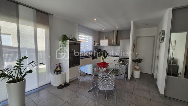 A VENDRE VILLA TROIS FACES RECENTE DE 82M² SUR TERRAIN DE 286M² A ELNE - EN PLAIN PIED - DEUX CHAMBRES - GARAGE - AUCUN TRAVAUX A PREVOIR - AUX NORMES.

Cette villa, située sur un secteur calme et recherché, se compose en plain-pied d'un hall d'entrée avec dressing, d'une pièce à vivre baignée de lumière qui s'ouvre sur une cuisine américaine aménagée, d'une buanderie, de deux chambres au volume exceptionnel, d'une pièce d'eau et d'un toilette indépendant.
Un garage est inclus, en plus d'une place de parking sur la parcelle.
A l'abri des regards, son jardin sans aucun entretien, vous offira d'agréables moments de détente et de farniente entre amis ou en famille.
Cette villa, en parfait état, sera idéale pour votre résidence principale ou secondaire, et parfaite pour un couple de retraités ou une personne seule, sans aucune contrainte.

Les plus : aucun travaux intérieur ni extérieur, proximité de toutes les commodités, ballon thermodynamique, menuiseries alu et pvc double vitrage, volets roulants électriques en alu, garage avec porte motorisés.

Je reste à votre disposition pour toutes informations.

DPE  en cours.