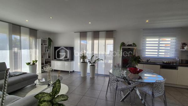 A VENDRE VILLA TROIS FACES RECENTE DE 82M² SUR TERRAIN DE 286M² A ELNE - EN PLAIN PIED - DEUX CHAMBRES - GARAGE - AUCUN TRAVAUX A PREVOIR - AUX NORMES.

Cette villa, située sur un secteur calme et recherché, se compose en plain-pied d'un hall d'entrée avec dressing, d'une pièce à vivre baignée de lumière qui s'ouvre sur une cuisine américaine aménagée, d'une buanderie, de deux chambres au volume exceptionnel, d'une pièce d'eau et d'un toilette indépendant.
Un garage est inclus, en plus d'une place de parking sur la parcelle.
A l'abri des regards, son jardin sans aucun entretien, vous offira d'agréables moments de détente et de farniente entre amis ou en famille.
Cette villa, en parfait état, sera idéale pour votre résidence principale ou secondaire, et parfaite pour un couple de retraités ou une personne seule, sans aucune contrainte.

Les plus : aucun travaux intérieur ni extérieur, proximité de toutes les commodités, ballon thermodynamique, menuiseries alu et pvc double vitrage, volets roulants électriques en alu, garage avec porte motorisés.

Je reste à votre disposition pour toutes informations.

DPE  en cours.
