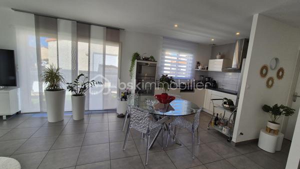 A VENDRE VILLA TROIS FACES RECENTE DE 82M² SUR TERRAIN DE 286M² A ELNE - EN PLAIN PIED - DEUX CHAMBRES - GARAGE - AUCUN TRAVAUX A PREVOIR - AUX NORMES.

Cette villa, située sur un secteur calme et recherché, se compose en plain-pied d'un hall d'entrée avec dressing, d'une pièce à vivre baignée de lumière qui s'ouvre sur une cuisine américaine aménagée, d'une buanderie, de deux chambres au volume exceptionnel, d'une pièce d'eau et d'un toilette indépendant.
Un garage est inclus, en plus d'une place de parking sur la parcelle.
A l'abri des regards, son jardin sans aucun entretien, vous offira d'agréables moments de détente et de farniente entre amis ou en famille.
Cette villa, en parfait état, sera idéale pour votre résidence principale ou secondaire, et parfaite pour un couple de retraités ou une personne seule, sans aucune contrainte.

Les plus : aucun travaux intérieur ni extérieur, proximité de toutes les commodités, ballon thermodynamique, menuiseries alu et pvc double vitrage, volets roulants électriques en alu, garage avec porte motorisés.

Je reste à votre disposition pour toutes informations.

DPE  en cours.