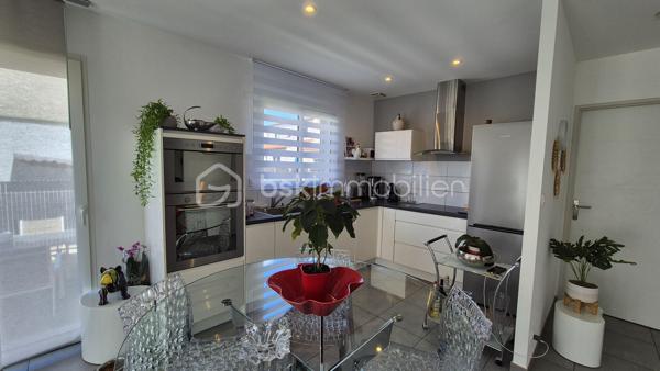 A VENDRE VILLA TROIS FACES RECENTE DE 82M² SUR TERRAIN DE 286M² A ELNE - EN PLAIN PIED - DEUX CHAMBRES - GARAGE - AUCUN TRAVAUX A PREVOIR - AUX NORMES.

Cette villa, située sur un secteur calme et recherché, se compose en plain-pied d'un hall d'entrée avec dressing, d'une pièce à vivre baignée de lumière qui s'ouvre sur une cuisine américaine aménagée, d'une buanderie, de deux chambres au volume exceptionnel, d'une pièce d'eau et d'un toilette indépendant.
Un garage est inclus, en plus d'une place de parking sur la parcelle.
A l'abri des regards, son jardin sans aucun entretien, vous offira d'agréables moments de détente et de farniente entre amis ou en famille.
Cette villa, en parfait état, sera idéale pour votre résidence principale ou secondaire, et parfaite pour un couple de retraités ou une personne seule, sans aucune contrainte.

Les plus : aucun travaux intérieur ni extérieur, proximité de toutes les commodités, ballon thermodynamique, menuiseries alu et pvc double vitrage, volets roulants électriques en alu, garage avec porte motorisés.

Je reste à votre disposition pour toutes informations.

DPE  en cours.