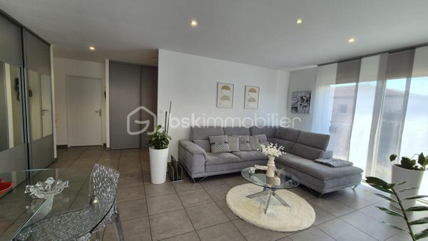 A VENDRE VILLA TROIS FACES RECENTE DE 82M² SUR TERRAIN DE 286M² A ELNE - EN PLAIN PIED - DEUX CHAMBRES - GARAGE - AUCUN TRAVAUX A PREVOIR - AUX NORMES.

Cette villa, située sur un secteur calme et recherché, se compose en plain-pied d'un hall d'entrée avec dressing, d'une pièce à vivre baignée de lumière qui s'ouvre sur une cuisine américaine aménagée, d'une buanderie, de deux chambres au volume exceptionnel, d'une pièce d'eau et d'un toilette indépendant.
Un garage est inclus, en plus d'une place de parking sur la parcelle.
A l'abri des regards, son jardin sans aucun entretien, vous offira d'agréables moments de détente et de farniente entre amis ou en famille.
Cette villa, en parfait état, sera idéale pour votre résidence principale ou secondaire, et parfaite pour un couple de retraités ou une personne seule, sans aucune contrainte.

Les plus : aucun travaux intérieur ni extérieur, proximité de toutes les commodités, ballon thermodynamique, menuiseries alu et pvc double vitrage, volets roulants électriques en alu, garage avec porte motorisés.

Je reste à votre disposition pour toutes informations.

DPE  en cours.