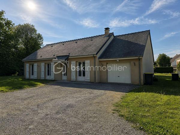 À DÉCOUVRIR – MAISON DE PLAIN-PIED LUMINEUSE DANS UN ENVIRONNEMENT CALME ET PRIVILÉGIÉ

Située sur la commune de TROUY BOURG, à proximité des ÉCOLES et des COMMERCES, cette MAISON DE PLAIN-PIED d’environ 100 m² vous séduira par son ENVIRONNEMENT PAISIBLE.

Implantée au bout d’un chemin, à l’écart de la route, la maison bénéficie d’un emplacement recherché, offrant CALME, INTIMITÉ et absence de nuisances. En saison d’automne et d’hiver, lorsque la végétation se fait plus discrète, vous pourrez profiter d’une VUE DÉGAGÉE SUR UN CHARMANT CHÂTEAU, apportant une véritable touche de caractère au lieu.

Dès l’entrée, vous découvrirez une agréable PIÈCE DE VIE OUVERTE D’ENVIRON 46 m², comprenant l’entrée, la cuisine, le salon et la salle à manger. Cet espace, baigné de lumière, offre un cadre CONVIVIAL et LUMINEUX, idéal pour les moments de partage.

La cuisine est actuellement équipée d’un simple MEUBLE ÉVIER AVEC ÉVIER, laissant toute liberté aux futurs acquéreurs de l’aménager selon leurs envies. Dans la continuité de la CUISINE, vous découvrirez un CELLIER D’ENVIRON 8 m², prolongé par un GARAGE D’ENVIRON 25 m², offrant un espace fonctionnel et pratique au quotidien.

La partie nuit se compose de 3 CHAMBRES D’ENVIRON 12 m², une SALLE DE BAIN ainsi que d'un WC SÉPARÉ. 

La maison est chauffée au GAZ DE VILLE et bénéficie de MENUISERIES EN PVC DOUBLE VITRAGE. Un CONDUIT DE CHEMINÉE est également présent, prêt à être exploité. L’assainissement est assuré par une FOSSE SEPTIQUE.

À l’extérieur, la parcelle d’environ 1100 m² offre un espace agréable, agrémenté de PLUSIEURS ARBRES FRUITIERS et d'une petite TERRASSE idéal pour profiter des beaux jours.

Une maison FONCTIONNELLE, LUMINEUSE et pleine de POTENTIEL, idéale pour un projet de vie au calme, tout en restant proche des commodités.

UN CADRE DE VIE PAISIBLE ET UN BIEN À PERSONNALISER SELON VOS ENVIES
