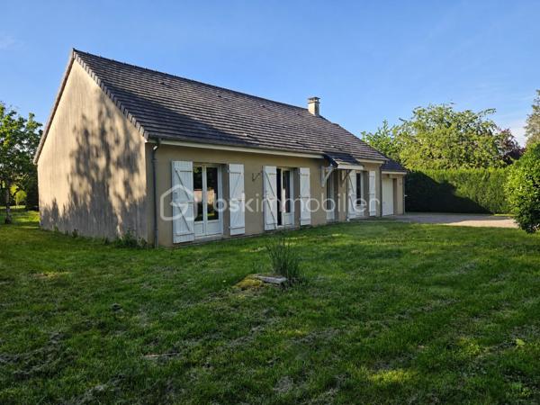 À DÉCOUVRIR – MAISON DE PLAIN-PIED LUMINEUSE DANS UN ENVIRONNEMENT CALME ET PRIVILÉGIÉ

Située sur la commune de TROUY BOURG, à proximité des ÉCOLES et des COMMERCES, cette MAISON DE PLAIN-PIED d’environ 100 m² vous séduira par son ENVIRONNEMENT PAISIBLE.

Implantée au bout d’un chemin, à l’écart de la route, la maison bénéficie d’un emplacement recherché, offrant CALME, INTIMITÉ et absence de nuisances. En saison d’automne et d’hiver, lorsque la végétation se fait plus discrète, vous pourrez profiter d’une VUE DÉGAGÉE SUR UN CHARMANT CHÂTEAU, apportant une véritable touche de caractère au lieu.

Dès l’entrée, vous découvrirez une agréable PIÈCE DE VIE OUVERTE D’ENVIRON 46 m², comprenant l’entrée, la cuisine, le salon et la salle à manger. Cet espace, baigné de lumière, offre un cadre CONVIVIAL et LUMINEUX, idéal pour les moments de partage.

La cuisine est actuellement équipée d’un simple MEUBLE ÉVIER AVEC ÉVIER, laissant toute liberté aux futurs acquéreurs de l’aménager selon leurs envies. Dans la continuité de la CUISINE, vous découvrirez un CELLIER D’ENVIRON 8 m², prolongé par un GARAGE D’ENVIRON 25 m², offrant un espace fonctionnel et pratique au quotidien.

La partie nuit se compose de 3 CHAMBRES D’ENVIRON 12 m², une SALLE DE BAIN ainsi que d'un WC SÉPARÉ. 

La maison est chauffée au GAZ DE VILLE et bénéficie de MENUISERIES EN PVC DOUBLE VITRAGE. Un CONDUIT DE CHEMINÉE est également présent, prêt à être exploité. L’assainissement est assuré par une FOSSE SEPTIQUE.

À l’extérieur, la parcelle d’environ 1100 m² offre un espace agréable, agrémenté de PLUSIEURS ARBRES FRUITIERS et d'une petite TERRASSE idéal pour profiter des beaux jours.

Une maison FONCTIONNELLE, LUMINEUSE et pleine de POTENTIEL, idéale pour un projet de vie au calme, tout en restant proche des commodités.

UN CADRE DE VIE PAISIBLE ET UN BIEN À PERSONNALISER SELON VOS ENVIES