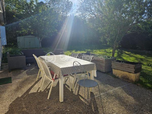 À DÉCOUVRIR – MAISON DE PLAIN-PIED LUMINEUSE DANS UN ENVIRONNEMENT CALME ET PRIVILÉGIÉ

Située sur la commune de TROUY BOURG, à proximité des ÉCOLES et des COMMERCES, cette MAISON DE PLAIN-PIED d’environ 100 m² vous séduira par son ENVIRONNEMENT PAISIBLE.

Implantée au bout d’un chemin, à l’écart de la route, la maison bénéficie d’un emplacement recherché, offrant CALME, INTIMITÉ et absence de nuisances. En saison d’automne et d’hiver, lorsque la végétation se fait plus discrète, vous pourrez profiter d’une VUE DÉGAGÉE SUR UN CHARMANT CHÂTEAU, apportant une véritable touche de caractère au lieu.

Dès l’entrée, vous découvrirez une agréable PIÈCE DE VIE OUVERTE D’ENVIRON 46 m², comprenant l’entrée, la cuisine, le salon et la salle à manger. Cet espace, baigné de lumière, offre un cadre CONVIVIAL et LUMINEUX, idéal pour les moments de partage.

La cuisine est actuellement équipée d’un simple MEUBLE ÉVIER AVEC ÉVIER, laissant toute liberté aux futurs acquéreurs de l’aménager selon leurs envies. Dans la continuité de la CUISINE, vous découvrirez un CELLIER D’ENVIRON 8 m², prolongé par un GARAGE D’ENVIRON 25 m², offrant un espace fonctionnel et pratique au quotidien.

La partie nuit se compose de 3 CHAMBRES D’ENVIRON 12 m², une SALLE DE BAIN ainsi que d'un WC SÉPARÉ. 

La maison est chauffée au GAZ DE VILLE et bénéficie de MENUISERIES EN PVC DOUBLE VITRAGE. Un CONDUIT DE CHEMINÉE est également présent, prêt à être exploité. L’assainissement est assuré par une FOSSE SEPTIQUE.

À l’extérieur, la parcelle d’environ 1100 m² offre un espace agréable, agrémenté de PLUSIEURS ARBRES FRUITIERS et d'une petite TERRASSE idéal pour profiter des beaux jours.

Une maison FONCTIONNELLE, LUMINEUSE et pleine de POTENTIEL, idéale pour un projet de vie au calme, tout en restant proche des commodités.

UN CADRE DE VIE PAISIBLE ET UN BIEN À PERSONNALISER SELON VOS ENVIES