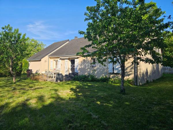 À DÉCOUVRIR – MAISON DE PLAIN-PIED LUMINEUSE DANS UN ENVIRONNEMENT CALME ET PRIVILÉGIÉ

Située sur la commune de TROUY BOURG, à proximité des ÉCOLES et des COMMERCES, cette MAISON DE PLAIN-PIED d’environ 100 m² vous séduira par son ENVIRONNEMENT PAISIBLE.

Implantée au bout d’un chemin, à l’écart de la route, la maison bénéficie d’un emplacement recherché, offrant CALME, INTIMITÉ et absence de nuisances. En saison d’automne et d’hiver, lorsque la végétation se fait plus discrète, vous pourrez profiter d’une VUE DÉGAGÉE SUR UN CHARMANT CHÂTEAU, apportant une véritable touche de caractère au lieu.

Dès l’entrée, vous découvrirez une agréable PIÈCE DE VIE OUVERTE D’ENVIRON 46 m², comprenant l’entrée, la cuisine, le salon et la salle à manger. Cet espace, baigné de lumière, offre un cadre CONVIVIAL et LUMINEUX, idéal pour les moments de partage.

La cuisine est actuellement équipée d’un simple MEUBLE ÉVIER AVEC ÉVIER, laissant toute liberté aux futurs acquéreurs de l’aménager selon leurs envies. Dans la continuité de la CUISINE, vous découvrirez un CELLIER D’ENVIRON 8 m², prolongé par un GARAGE D’ENVIRON 25 m², offrant un espace fonctionnel et pratique au quotidien.

La partie nuit se compose de 3 CHAMBRES D’ENVIRON 12 m², une SALLE DE BAIN ainsi que d'un WC SÉPARÉ. 

La maison est chauffée au GAZ DE VILLE et bénéficie de MENUISERIES EN PVC DOUBLE VITRAGE. Un CONDUIT DE CHEMINÉE est également présent, prêt à être exploité. L’assainissement est assuré par une FOSSE SEPTIQUE.

À l’extérieur, la parcelle d’environ 1100 m² offre un espace agréable, agrémenté de PLUSIEURS ARBRES FRUITIERS et d'une petite TERRASSE idéal pour profiter des beaux jours.

Une maison FONCTIONNELLE, LUMINEUSE et pleine de POTENTIEL, idéale pour un projet de vie au calme, tout en restant proche des commodités.

UN CADRE DE VIE PAISIBLE ET UN BIEN À PERSONNALISER SELON VOS ENVIES