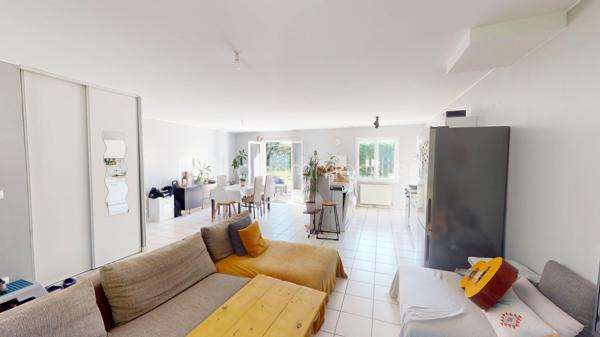 À DÉCOUVRIR – MAISON DE PLAIN-PIED LUMINEUSE DANS UN ENVIRONNEMENT CALME ET PRIVILÉGIÉ

Située sur la commune de TROUY BOURG, à proximité des ÉCOLES et des COMMERCES, cette MAISON DE PLAIN-PIED d’environ 100 m² vous séduira par son ENVIRONNEMENT PAISIBLE.

Implantée au bout d’un chemin, à l’écart de la route, la maison bénéficie d’un emplacement recherché, offrant CALME, INTIMITÉ et absence de nuisances. En saison d’automne et d’hiver, lorsque la végétation se fait plus discrète, vous pourrez profiter d’une VUE DÉGAGÉE SUR UN CHARMANT CHÂTEAU, apportant une véritable touche de caractère au lieu.

Dès l’entrée, vous découvrirez une agréable PIÈCE DE VIE OUVERTE D’ENVIRON 46 m², comprenant l’entrée, la cuisine, le salon et la salle à manger. Cet espace, baigné de lumière, offre un cadre CONVIVIAL et LUMINEUX, idéal pour les moments de partage.

La cuisine est actuellement équipée d’un simple MEUBLE ÉVIER AVEC ÉVIER, laissant toute liberté aux futurs acquéreurs de l’aménager selon leurs envies. Dans la continuité de la CUISINE, vous découvrirez un CELLIER D’ENVIRON 8 m², prolongé par un GARAGE D’ENVIRON 25 m², offrant un espace fonctionnel et pratique au quotidien.

La partie nuit se compose de 3 CHAMBRES D’ENVIRON 12 m², une SALLE DE BAIN ainsi que d'un WC SÉPARÉ. 

La maison est chauffée au GAZ DE VILLE et bénéficie de MENUISERIES EN PVC DOUBLE VITRAGE. Un CONDUIT DE CHEMINÉE est également présent, prêt à être exploité. L’assainissement est assuré par une FOSSE SEPTIQUE.

À l’extérieur, la parcelle d’environ 1100 m² offre un espace agréable, agrémenté de PLUSIEURS ARBRES FRUITIERS et d'une petite TERRASSE idéal pour profiter des beaux jours.

Une maison FONCTIONNELLE, LUMINEUSE et pleine de POTENTIEL, idéale pour un projet de vie au calme, tout en restant proche des commodités.

UN CADRE DE VIE PAISIBLE ET UN BIEN À PERSONNALISER SELON VOS ENVIES