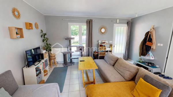 À DÉCOUVRIR – MAISON DE PLAIN-PIED LUMINEUSE DANS UN ENVIRONNEMENT CALME ET PRIVILÉGIÉ

Située sur la commune de TROUY BOURG, à proximité des ÉCOLES et des COMMERCES, cette MAISON DE PLAIN-PIED d’environ 100 m² vous séduira par son ENVIRONNEMENT PAISIBLE.

Implantée au bout d’un chemin, à l’écart de la route, la maison bénéficie d’un emplacement recherché, offrant CALME, INTIMITÉ et absence de nuisances. En saison d’automne et d’hiver, lorsque la végétation se fait plus discrète, vous pourrez profiter d’une VUE DÉGAGÉE SUR UN CHARMANT CHÂTEAU, apportant une véritable touche de caractère au lieu.

Dès l’entrée, vous découvrirez une agréable PIÈCE DE VIE OUVERTE D’ENVIRON 46 m², comprenant l’entrée, la cuisine, le salon et la salle à manger. Cet espace, baigné de lumière, offre un cadre CONVIVIAL et LUMINEUX, idéal pour les moments de partage.

La cuisine est actuellement équipée d’un simple MEUBLE ÉVIER AVEC ÉVIER, laissant toute liberté aux futurs acquéreurs de l’aménager selon leurs envies. Dans la continuité de la CUISINE, vous découvrirez un CELLIER D’ENVIRON 8 m², prolongé par un GARAGE D’ENVIRON 25 m², offrant un espace fonctionnel et pratique au quotidien.

La partie nuit se compose de 3 CHAMBRES D’ENVIRON 12 m², une SALLE DE BAIN ainsi que d'un WC SÉPARÉ. 

La maison est chauffée au GAZ DE VILLE et bénéficie de MENUISERIES EN PVC DOUBLE VITRAGE. Un CONDUIT DE CHEMINÉE est également présent, prêt à être exploité. L’assainissement est assuré par une FOSSE SEPTIQUE.

À l’extérieur, la parcelle d’environ 1100 m² offre un espace agréable, agrémenté de PLUSIEURS ARBRES FRUITIERS et d'une petite TERRASSE idéal pour profiter des beaux jours.

Une maison FONCTIONNELLE, LUMINEUSE et pleine de POTENTIEL, idéale pour un projet de vie au calme, tout en restant proche des commodités.

UN CADRE DE VIE PAISIBLE ET UN BIEN À PERSONNALISER SELON VOS ENVIES