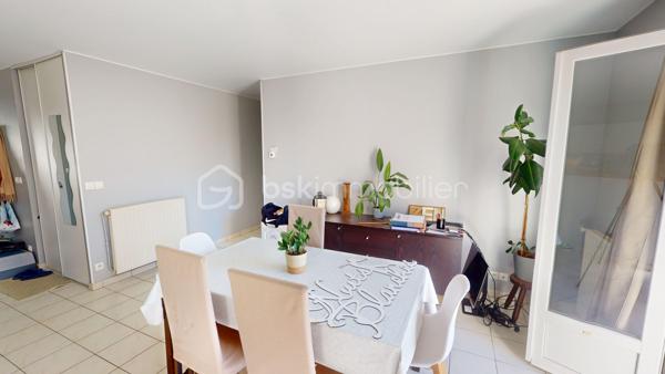 À DÉCOUVRIR – MAISON DE PLAIN-PIED LUMINEUSE DANS UN ENVIRONNEMENT CALME ET PRIVILÉGIÉ

Située sur la commune de TROUY BOURG, à proximité des ÉCOLES et des COMMERCES, cette MAISON DE PLAIN-PIED d’environ 100 m² vous séduira par son ENVIRONNEMENT PAISIBLE.

Implantée au bout d’un chemin, à l’écart de la route, la maison bénéficie d’un emplacement recherché, offrant CALME, INTIMITÉ et absence de nuisances. En saison d’automne et d’hiver, lorsque la végétation se fait plus discrète, vous pourrez profiter d’une VUE DÉGAGÉE SUR UN CHARMANT CHÂTEAU, apportant une véritable touche de caractère au lieu.

Dès l’entrée, vous découvrirez une agréable PIÈCE DE VIE OUVERTE D’ENVIRON 46 m², comprenant l’entrée, la cuisine, le salon et la salle à manger. Cet espace, baigné de lumière, offre un cadre CONVIVIAL et LUMINEUX, idéal pour les moments de partage.

La cuisine est actuellement équipée d’un simple MEUBLE ÉVIER AVEC ÉVIER, laissant toute liberté aux futurs acquéreurs de l’aménager selon leurs envies. Dans la continuité de la CUISINE, vous découvrirez un CELLIER D’ENVIRON 8 m², prolongé par un GARAGE D’ENVIRON 25 m², offrant un espace fonctionnel et pratique au quotidien.

La partie nuit se compose de 3 CHAMBRES D’ENVIRON 12 m², une SALLE DE BAIN ainsi que d'un WC SÉPARÉ. 

La maison est chauffée au GAZ DE VILLE et bénéficie de MENUISERIES EN PVC DOUBLE VITRAGE. Un CONDUIT DE CHEMINÉE est également présent, prêt à être exploité. L’assainissement est assuré par une FOSSE SEPTIQUE.

À l’extérieur, la parcelle d’environ 1100 m² offre un espace agréable, agrémenté de PLUSIEURS ARBRES FRUITIERS et d'une petite TERRASSE idéal pour profiter des beaux jours.

Une maison FONCTIONNELLE, LUMINEUSE et pleine de POTENTIEL, idéale pour un projet de vie au calme, tout en restant proche des commodités.

UN CADRE DE VIE PAISIBLE ET UN BIEN À PERSONNALISER SELON VOS ENVIES